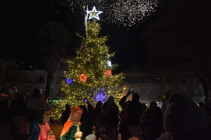 Φωτογραφία Εντυπωσιακή Χριστουγεννιάτικη Ατμόσφαιρα στη Φωταγώγηση του Χριστουγεννιάτικου Δέντρου στην Πλατεία Καρατάσου Νάουσας